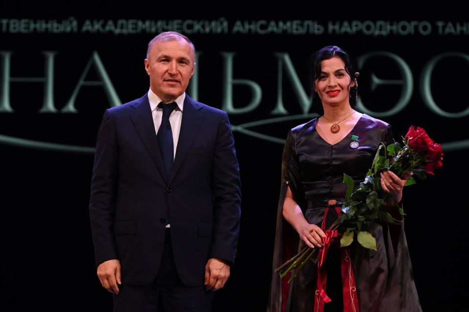 Мурат Кумпилов: Коллектив «Нальмэса» под руководством художественного руководителя Аслана Хаджаева сегодня продолжает традиции тех, кто стоял у истоков ансамбля в 1936 году Мурат Кумпилов: Коллектив «Нальмэса» под руководством художественного руководителя Аслана Хаджаева сегодня продолжает традиции тех, кто стоял у истоков ансамбля в 1936 году