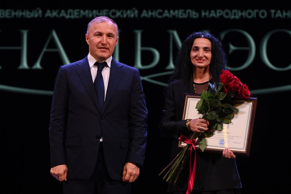 Мурат Кумпилов: Коллектив «Нальмэса» под руководством художественного руководителя Аслана Хаджаева сегодня продолжает традиции тех, кто стоял у истоков ансамбля в 1936 году Мурат Кумпилов: Коллектив «Нальмэса» под руководством художественного руководителя Аслана Хаджаева сегодня продолжает традиции тех, кто стоял у истоков ансамбля в 1936 году