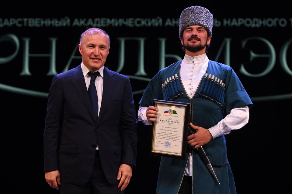 Мурат Кумпилов: Коллектив «Нальмэса» под руководством художественного руководителя Аслана Хаджаева сегодня продолжает традиции тех, кто стоял у истоков ансамбля в 1936 году Мурат Кумпилов: Коллектив «Нальмэса» под руководством художественного руководителя Аслана Хаджаева сегодня продолжает традиции тех, кто стоял у истоков ансамбля в 1936 году