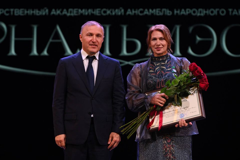 Мурат Кумпилов: Коллектив «Нальмэса» под руководством художественного руководителя Аслана Хаджаева сегодня продолжает традиции тех, кто стоял у истоков ансамбля в 1936 году Мурат Кумпилов: Коллектив «Нальмэса» под руководством художественного руководителя Аслана Хаджаева сегодня продолжает традиции тех, кто стоял у истоков ансамбля в 1936 году