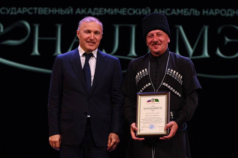 Мурат Кумпилов: Коллектив «Нальмэса» под руководством художественного руководителя Аслана Хаджаева сегодня продолжает традиции тех, кто стоял у истоков ансамбля в 1936 году Мурат Кумпилов: Коллектив «Нальмэса» под руководством художественного руководителя Аслана Хаджаева сегодня продолжает традиции тех, кто стоял у истоков ансамбля в 1936 году