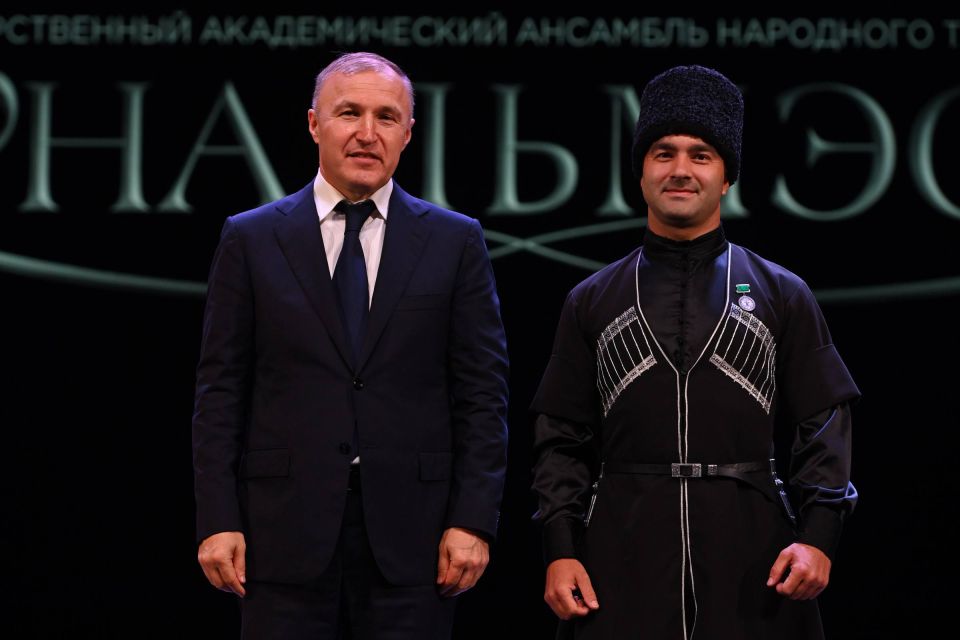 Мурат Кумпилов: Коллектив «Нальмэса» под руководством художественного руководителя Аслана Хаджаева сегодня продолжает традиции тех, кто стоял у истоков ансамбля в 1936 году Мурат Кумпилов: Коллектив «Нальмэса» под руководством художественного руководителя Аслана Хаджаева сегодня продолжает традиции тех, кто стоял у истоков ансамбля в 1936 году