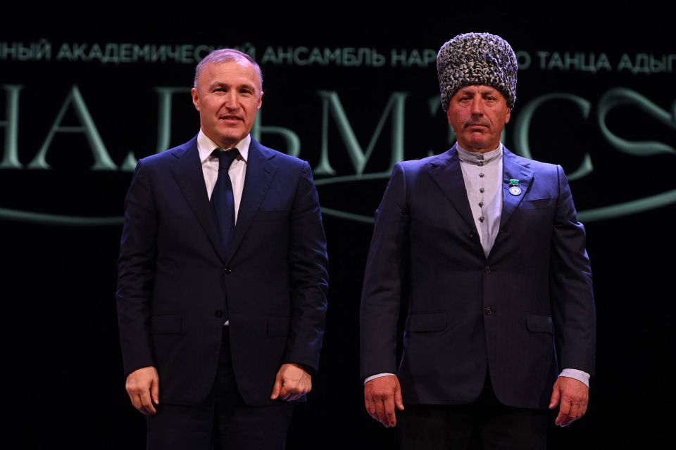 Мурат Кумпилов: Коллектив «Нальмэса» под руководством художественного руководителя Аслана Хаджаева сегодня продолжает традиции тех, кто стоял у истоков ансамбля в 1936 году Мурат Кумпилов: Коллектив «Нальмэса» под руководством художественного руководителя Аслана Хаджаева сегодня продолжает традиции тех, кто стоял у истоков ансамбля в 1936 году