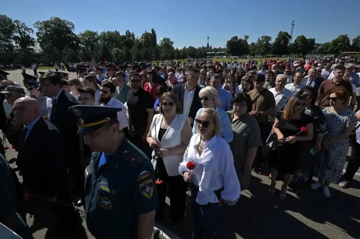 Геннадий Митрофанов: Сегодня, 22 июня, в День памяти и скорби на центральном мемориале Майкопа состоялась церемония возложения цветов Геннадий Митрофанов: Сегодня, 22 июня, в День памяти и скорби на центральном мемориале Майкопа состоялась церемония возложения цветов