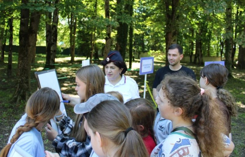В Адыгее в рамках акции «Каникулы с Общественным советом» полицейские и общественники организовали для детей из летнего лагеря праздник дорожной безопасности В Адыгее в рамках акции «Каникулы с Общественным советом» полицейские и общественники организовали для детей из летнего лагеря праздник дорожной безопасности