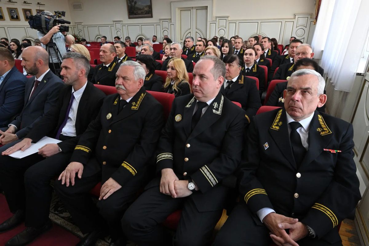 Мурат Кумпилов: Сегодня с участием первого заместителя председателя Верховного суда РФ Владимира Давыдова состоялось представление председателя Верховного суда Республики Адыгея Дениса Катанандова Мурат Кумпилов: Сегодня с участием первого заместителя председателя Верховного суда РФ Владимира Давыдова состоялось представление председателя Верховного суда Республики Адыгея Дениса Катанандова