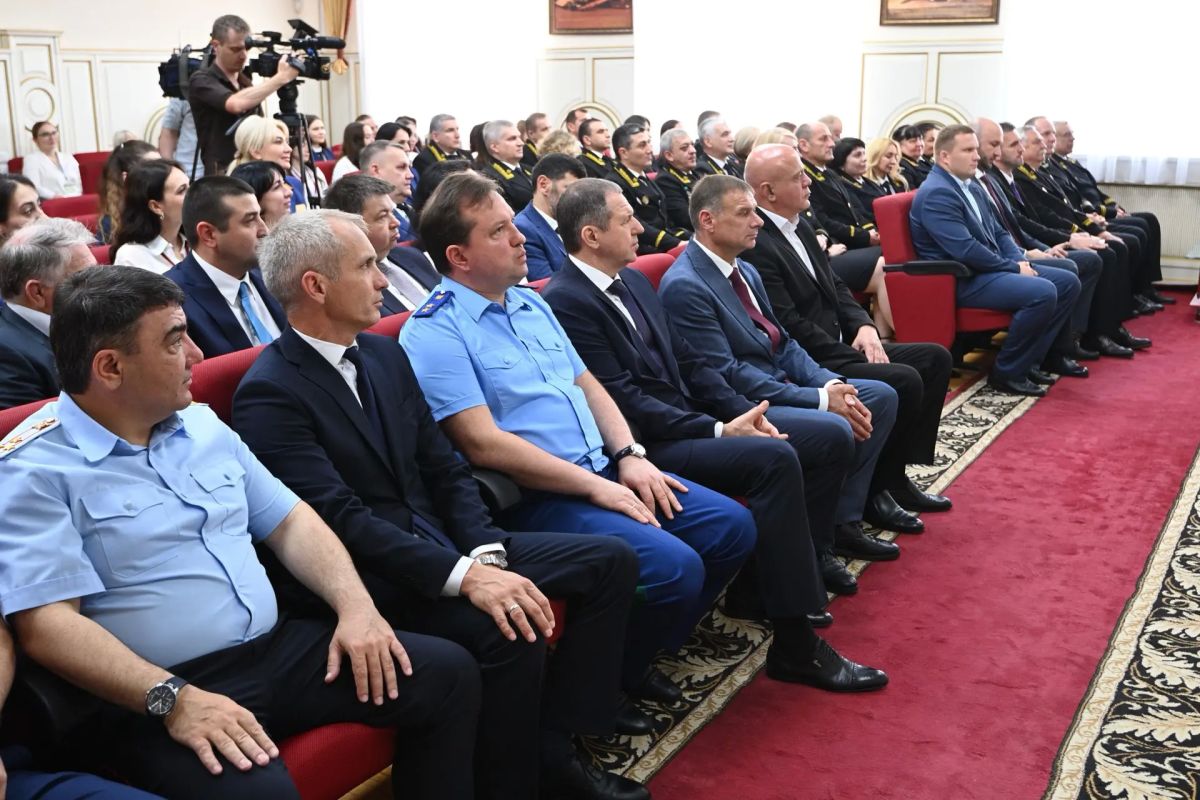 Мурат Кумпилов: Сегодня с участием первого заместителя председателя Верховного суда РФ Владимира Давыдова состоялось представление председателя Верховного суда Республики Адыгея Дениса Катанандова Мурат Кумпилов: Сегодня с участием первого заместителя председателя Верховного суда РФ Владимира Давыдова состоялось представление председателя Верховного суда Республики Адыгея Дениса Катанандова
