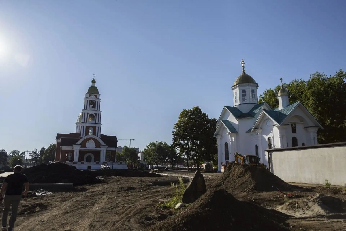 Глава Адыгеи проинспектировал ход благоустройства территории возле Свято-Успенского кафедрального собора в Майкопе Глава Адыгеи проинспектировал ход благоустройства территории возле Свято-Успенского кафедрального собора в Майкопе