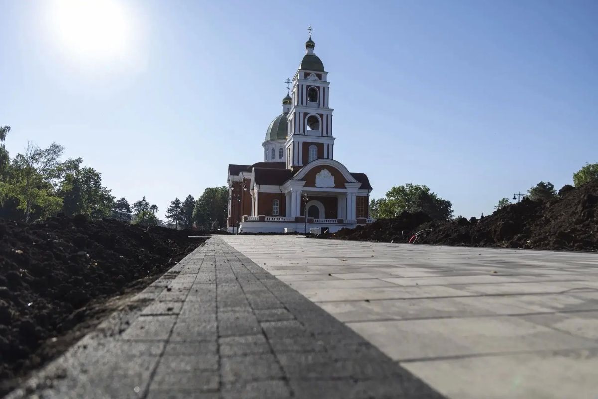 Глава Адыгеи проинспектировал ход благоустройства территории возле Свято-Успенского кафедрального собора в Майкопе Глава Адыгеи проинспектировал ход благоустройства территории возле Свято-Успенского кафедрального собора в Майкопе