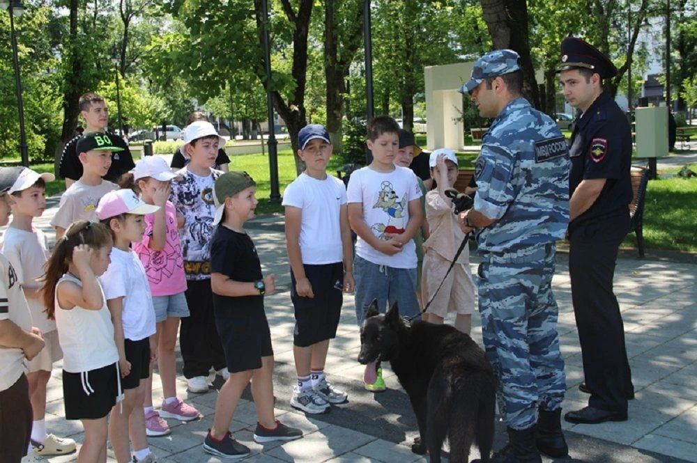 На главной площади Майкопа полицейские провели для детей зарядку На главной площади Майкопа полицейские провели для детей зарядку