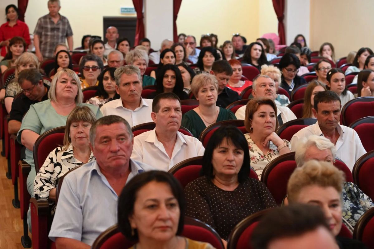 В Адыгее в рамках празднования Дня семьи, любви и верности прошла череда событий, основным из которых стало собрание в Пушкинском народном доме, где чествовали супружеские пары В Адыгее в рамках празднования Дня семьи, любви и верности прошла череда событий, основным из которых стало собрание в Пушкинском народном доме, где чествовали супружеские пары
