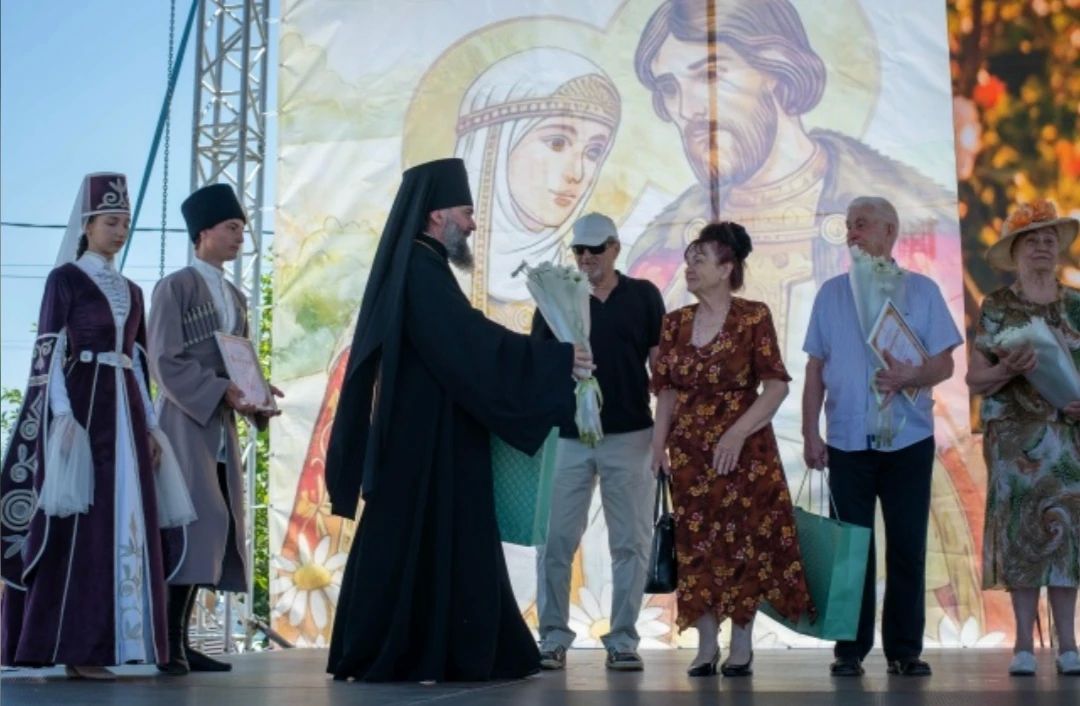 В Майкопе состоялся первый фестиваль «Под покровом святых Петра и Февронии», посвящённый Дню семьи, любви и верности В Майкопе состоялся первый фестиваль «Под покровом святых Петра и Февронии», посвящённый Дню семьи, любви и верности