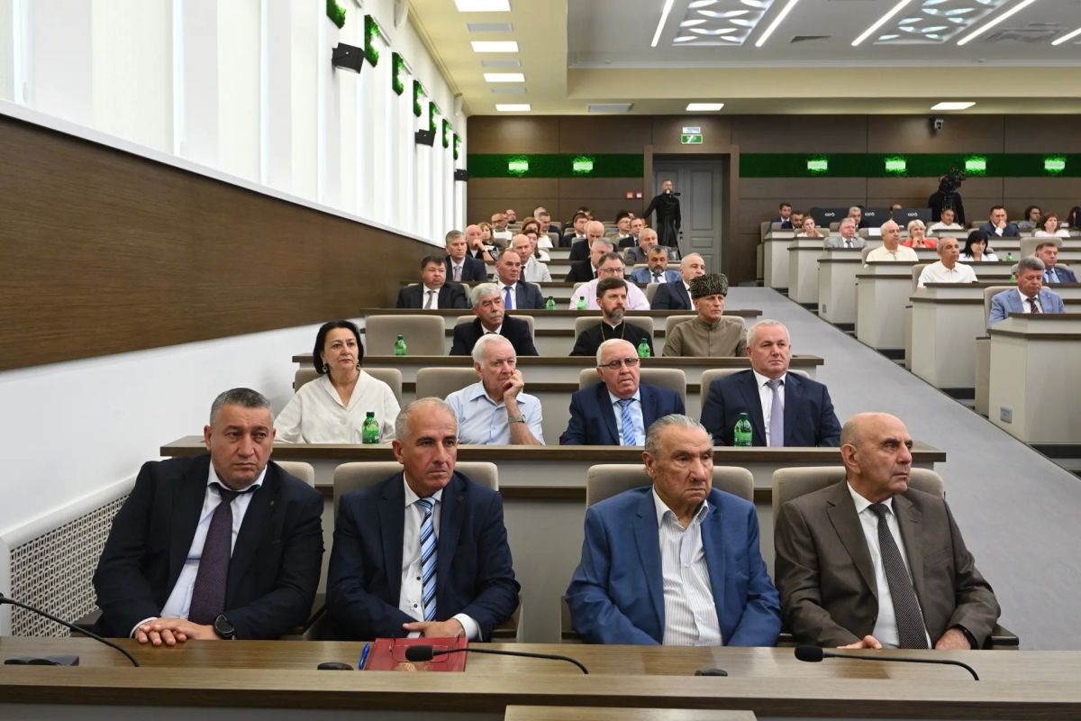 Мурат Кумпилов: Отчет перед депутатами республиканского парламента я начал с самых главных направлений 2025 года, который прошел под знаком 80-летия Великой Победы и был объявлен Президентом России Годом защитника Отечества Мурат Кумпилов: Отчет перед депутатами республиканского парламента я начал с самых главных направлений 2025 года, который прошел под знаком 80-летия Великой Победы и был объявлен Президентом России Годом защитника Отечества