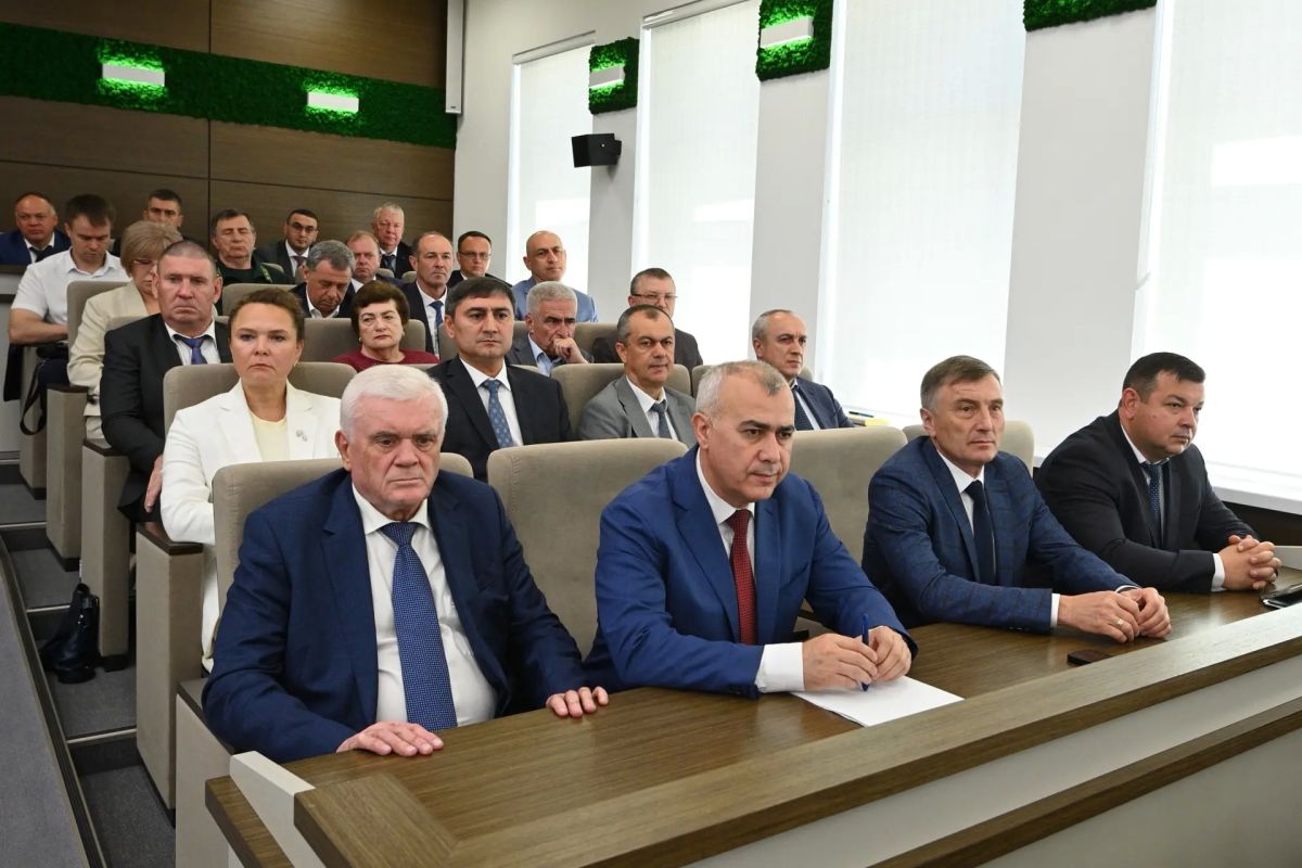Мурат Кумпилов: Отчет перед депутатами республиканского парламента я начал с самых главных направлений 2025 года, который прошел под знаком 80-летия Великой Победы и был объявлен Президентом России Годом защитника Отечества Мурат Кумпилов: Отчет перед депутатами республиканского парламента я начал с самых главных направлений 2025 года, который прошел под знаком 80-летия Великой Победы и был объявлен Президентом России Годом защитника Отечества