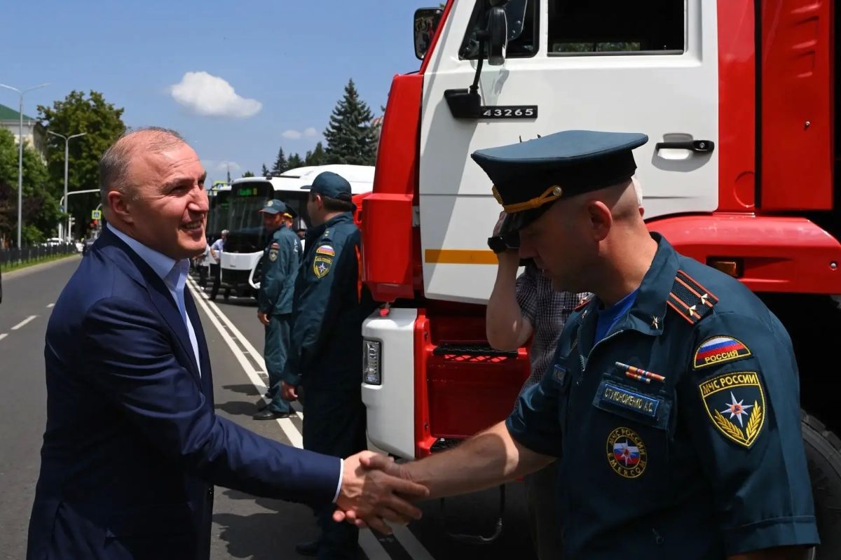 Спасателям Адыгеи вручили ключи от новой спецтехники Спасателям Адыгеи вручили ключи от новой спецтехники