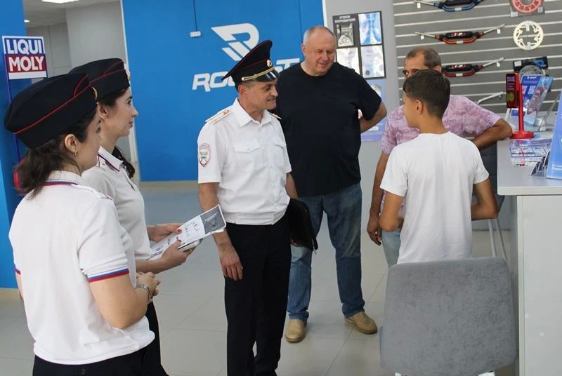 В Майкопе полицейские и общественники посетили торговые точки, специализирующиеся на продаже мототехники В Майкопе полицейские и общественники посетили торговые точки, специализирующиеся на продаже мототехники