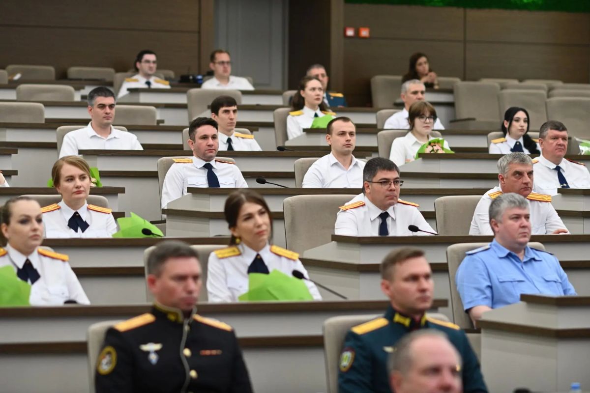Мурат Кумпилов поздравил сотрудников и ветеранов следственных органов Мурат Кумпилов поздравил сотрудников и ветеранов следственных органов