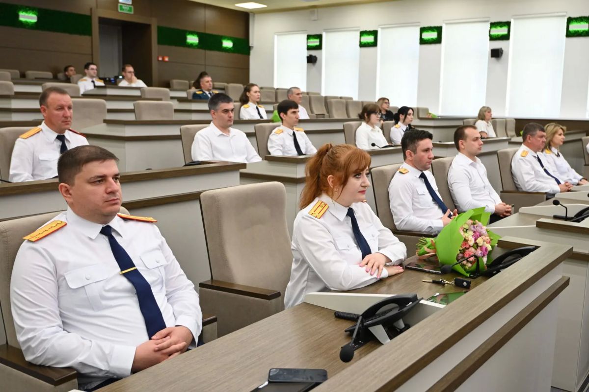 Мурат Кумпилов поздравил сотрудников и ветеранов следственных органов Мурат Кумпилов поздравил сотрудников и ветеранов следственных органов