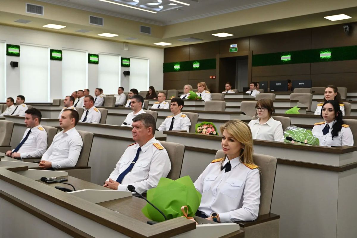 Мурат Кумпилов поздравил сотрудников и ветеранов следственных органов Мурат Кумпилов поздравил сотрудников и ветеранов следственных органов