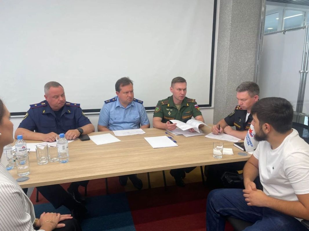 Прокурор Республики Адыгея Игорь Шевченко провел прием граждан в филиале фонда «Защитники Отечества» Прокурор Республики Адыгея Игорь Шевченко провел прием граждан в филиале фонда «Защитники Отечества»