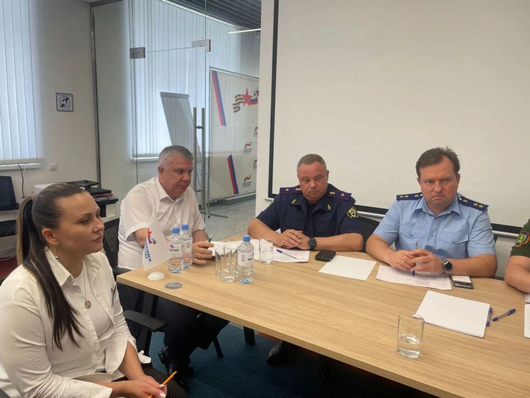 Прокурор Республики Адыгея Игорь Шевченко провел прием граждан в филиале фонда «Защитники Отечества» Прокурор Республики Адыгея Игорь Шевченко провел прием граждан в филиале фонда «Защитники Отечества»