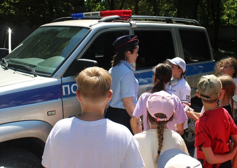 В Адыгее полицейские провели «Зарядку со стражем порядка» в детском оздоровительном лагере «Лань» В Адыгее полицейские провели «Зарядку со стражем порядка» в детском оздоровительном лагере «Лань»