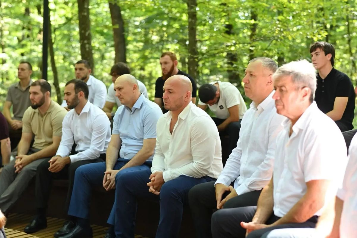 Мурат Кумпилов обсудил развитие спорта с атлетами и тренерами Адыгеи Мурат Кумпилов обсудил развитие спорта с атлетами и тренерами Адыгеи