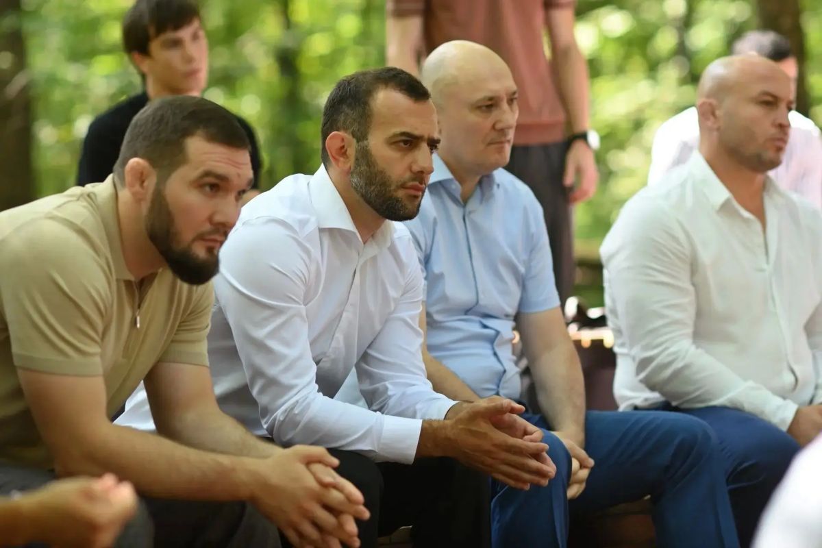 Мурат Кумпилов обсудил развитие спорта с атлетами и тренерами Адыгеи Мурат Кумпилов обсудил развитие спорта с атлетами и тренерами Адыгеи