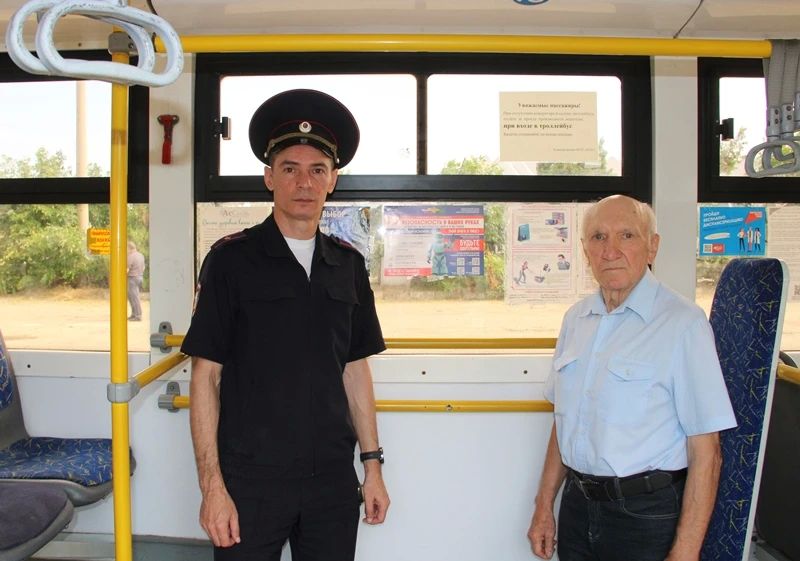 В Адыгее полицейские и общественники провели профилактическую акцию по предупреждению мошенничеств в троллейбусном депо В Адыгее полицейские и общественники провели профилактическую акцию по предупреждению мошенничеств в троллейбусном депо