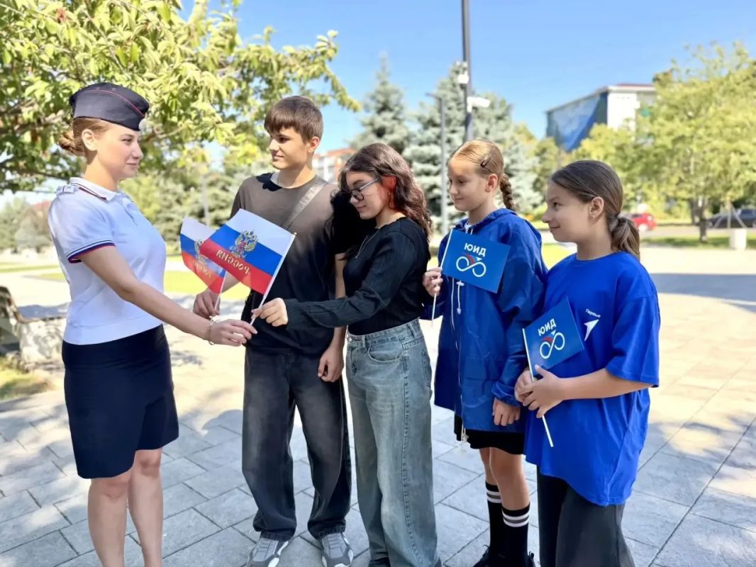С Днём Флага и безопасной дороги: Госавтоинспекция, ЮИД и "Движение Первых" поздравили участников дорожного движения С Днём Флага и безопасной дороги: Госавтоинспекция, ЮИД и "Движение Первых" поздравили участников дорожного движения