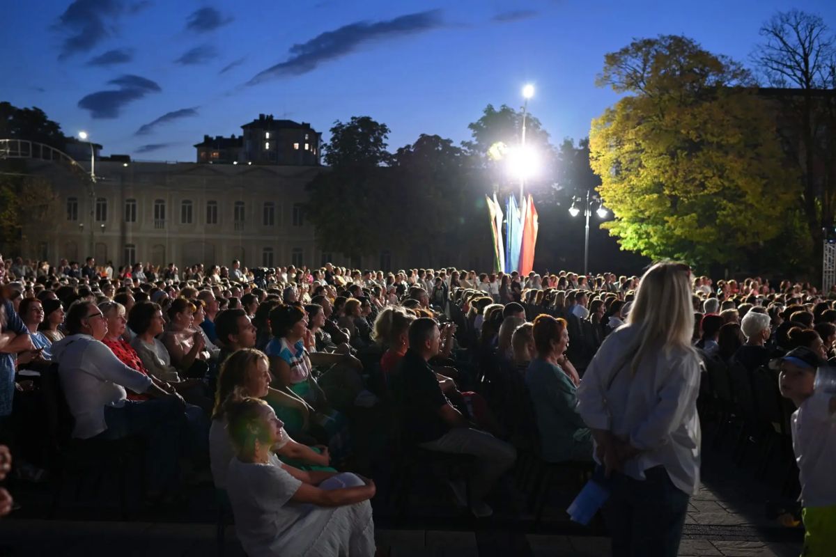 В центре Майкопа прошёл открытый показ спектакля-концерта «Рассказы Горького» с Евгением Мироновым и хором Минина В центре Майкопа прошёл открытый показ спектакля-концерта «Рассказы Горького» с Евгением Мироновым и хором Минина