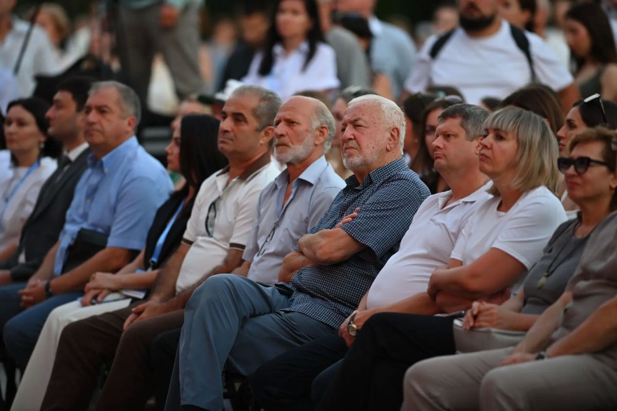 В центре Майкопа прошёл открытый показ спектакля-концерта «Рассказы Горького» с Евгением Мироновым и хором Минина В центре Майкопа прошёл открытый показ спектакля-концерта «Рассказы Горького» с Евгением Мироновым и хором Минина