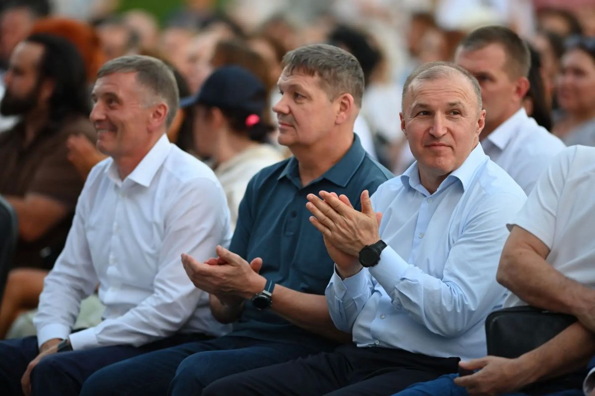 В центре Майкопа прошёл открытый показ спектакля-концерта «Рассказы Горького» с Евгением Мироновым и хором Минина В центре Майкопа прошёл открытый показ спектакля-концерта «Рассказы Горького» с Евгением Мироновым и хором Минина