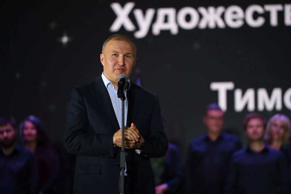 В центре Майкопа прошёл открытый показ спектакля-концерта «Рассказы Горького» с Евгением Мироновым и хором Минина В центре Майкопа прошёл открытый показ спектакля-концерта «Рассказы Горького» с Евгением Мироновым и хором Минина
