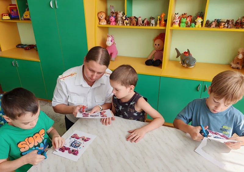 В Тахтамукайском районе госавтоинспекторы напомнили дошкольникам и их родителям о важности безопасной перевозки детей-пассажиров В Тахтамукайском районе госавтоинспекторы напомнили дошкольникам и их родителям о важности безопасной перевозки детей-пассажиров
