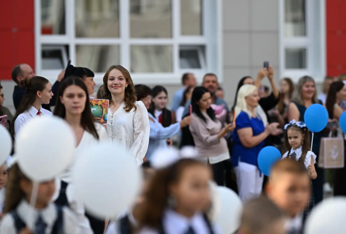 Мурат Кумпилов: За год работы школа № 1 показала и высокое качество подготовки детей по общеобразовательной программе: по итогам 2025-2026 учебного года здесь насчитывается 52 отличника Мурат Кумпилов: За год работы школа № 1 показала и высокое качество подготовки детей по общеобразовательной программе: по итогам 2025-2026 учебного года здесь насчитывается 52 отличника