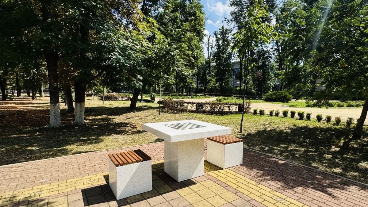 В городском парке Майкопа появились уличные столы для любителей шахмат В городском парке Майкопа появились уличные столы для любителей шахмат