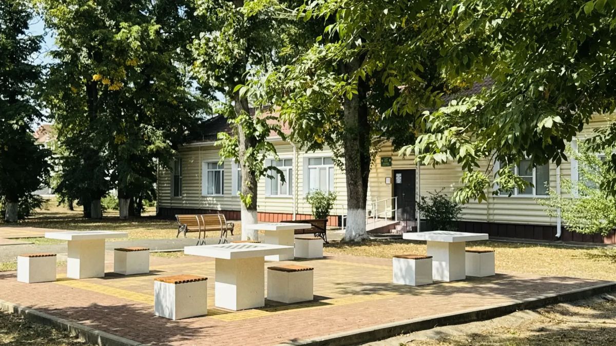 В городском парке Майкопа появились уличные столы для любителей шахмат
