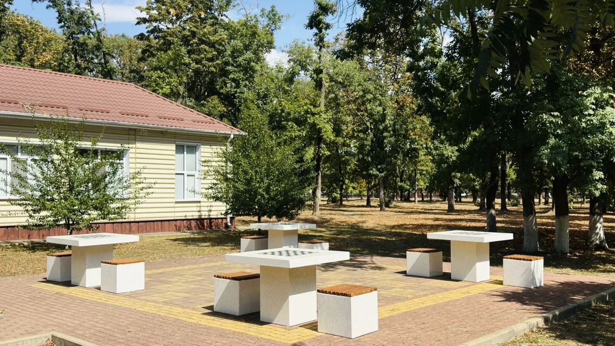 В городском парке Майкопа появились уличные столы для любителей шахмат В городском парке Майкопа появились уличные столы для любителей шахмат