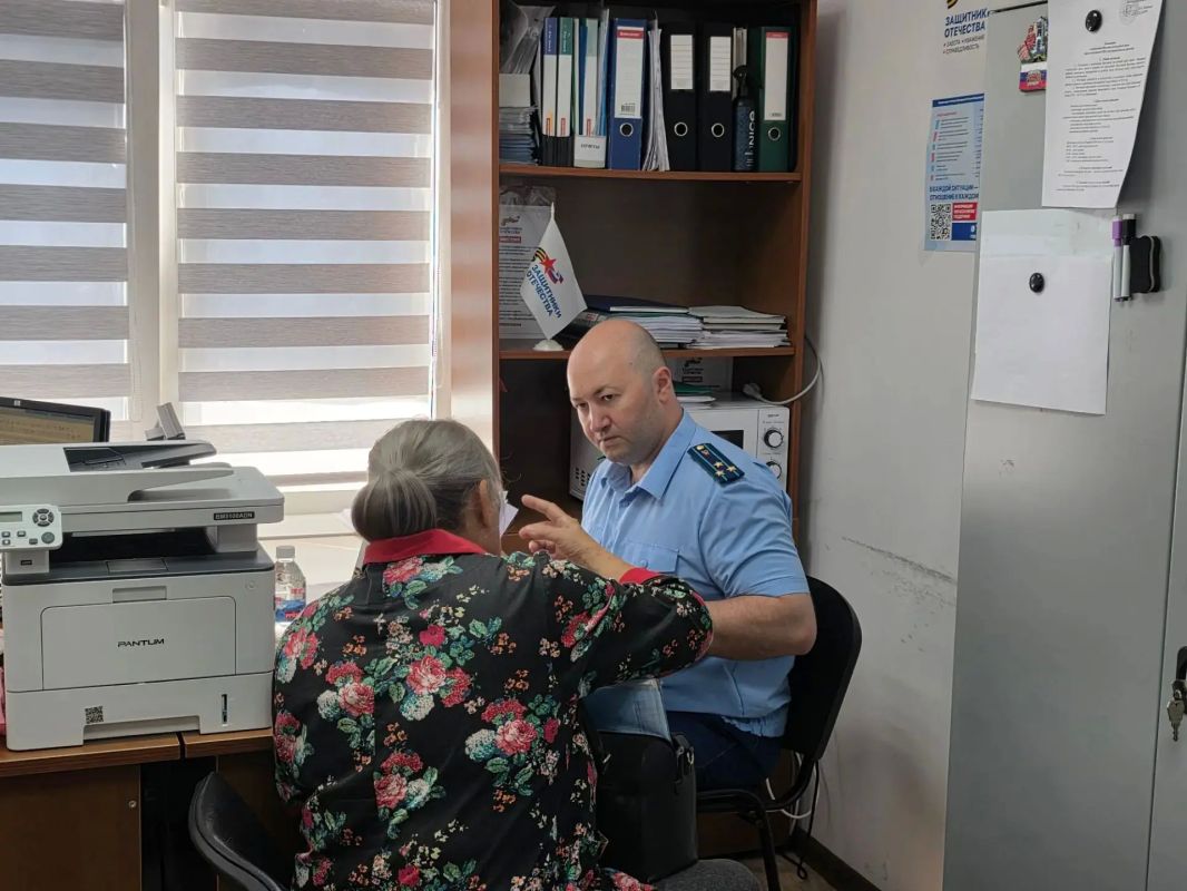 Прокурор Майкопского района Аскер Набоков провел прием граждан совместно с фондом «Защитники Отечества» Прокурор Майкопского района Аскер Набоков провел прием граждан совместно с фондом «Защитники Отечества»