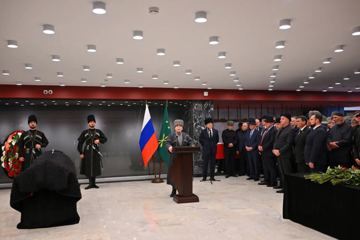 Глава Адыгеи выразил соболезнование родными и близким Исхака Машбаша Глава Адыгеи выразил соболезнование родными и близким Исхака Машбаша