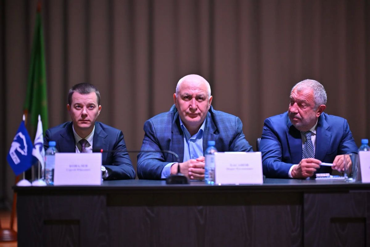 Мурат Кумпилов: Вместе с сенаторами, действующими депутатами Госдумы РФ и Госсовета-Хасэ РА, а также с кандидатами от «Единой России» на предстоящие выборы встретились с жителями Майкопского района, обговорили волнующие... Мурат Кумпилов: Вместе с сенаторами, действующими депутатами Госдумы РФ и Госсовета-Хасэ РА, а также с кандидатами от «Единой России» на предстоящие выборы встретились с жителями Майкопского района, обговорили волнующие...