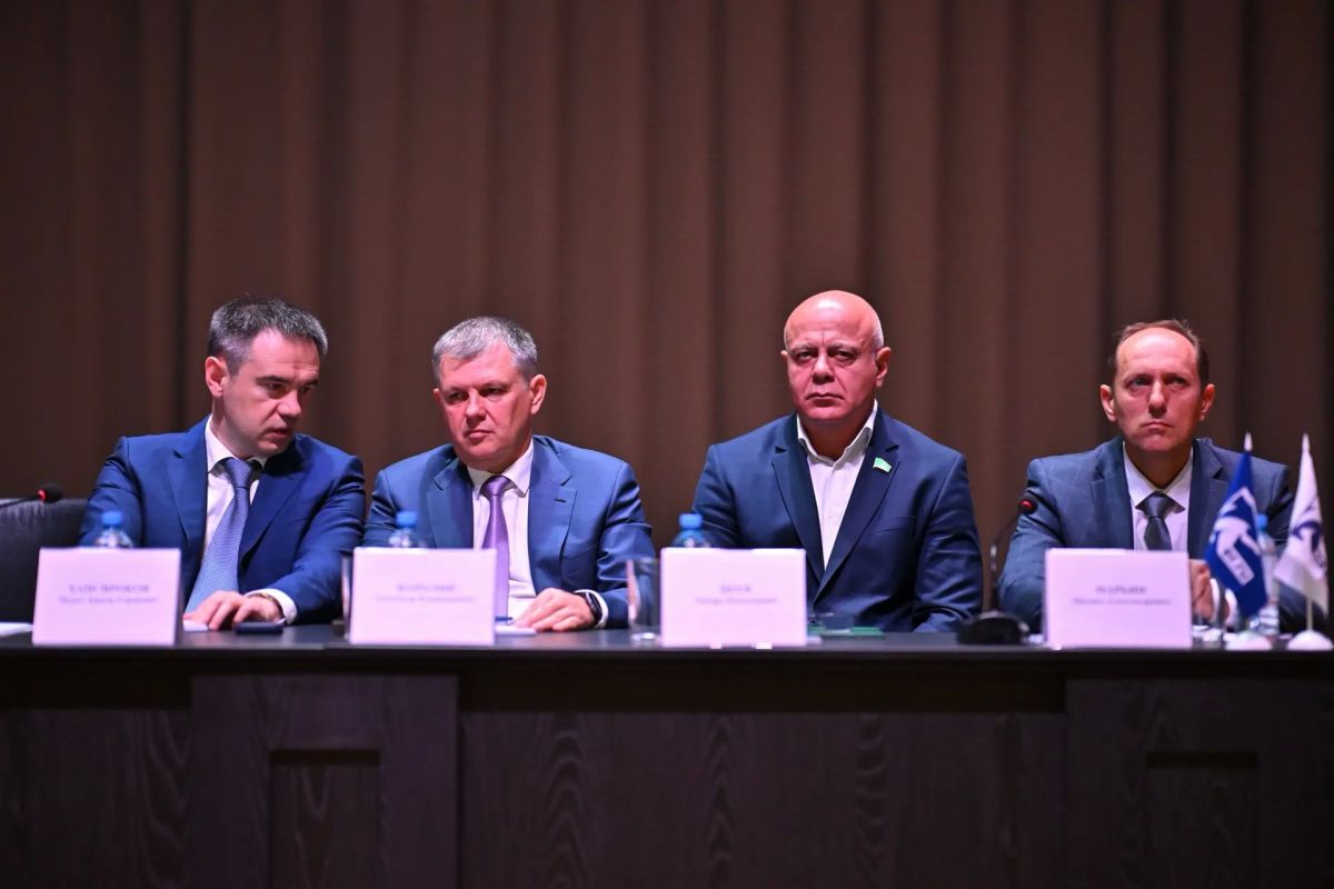 Мурат Кумпилов: Вместе с сенаторами, действующими депутатами Госдумы РФ и Госсовета-Хасэ РА, а также с кандидатами от «Единой России» на предстоящие выборы встретились с жителями Майкопского района, обговорили волнующие... Мурат Кумпилов: Вместе с сенаторами, действующими депутатами Госдумы РФ и Госсовета-Хасэ РА, а также с кандидатами от «Единой России» на предстоящие выборы встретились с жителями Майкопского района, обговорили волнующие...