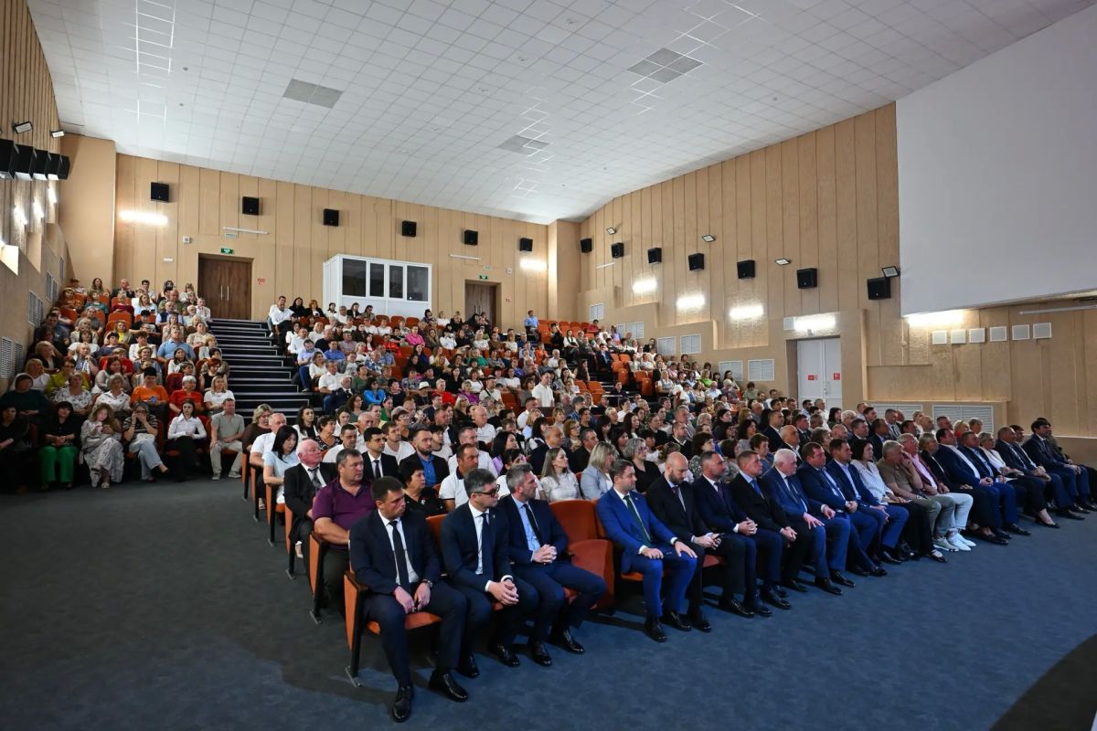 Мурат Кумпилов: Вместе с сенаторами, действующими депутатами Госдумы РФ и Госсовета-Хасэ РА, а также с кандидатами от «Единой России» на предстоящие выборы встретились с жителями Майкопского района, обговорили волнующие... Мурат Кумпилов: Вместе с сенаторами, действующими депутатами Госдумы РФ и Госсовета-Хасэ РА, а также с кандидатами от «Единой России» на предстоящие выборы встретились с жителями Майкопского района, обговорили волнующие...