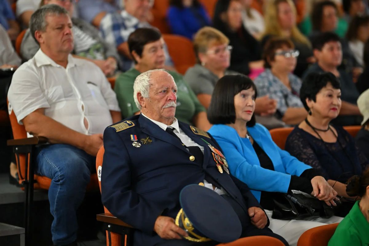 Мурат Кумпилов: Вместе с сенаторами, действующими депутатами Госдумы РФ и Госсовета-Хасэ РА, а также с кандидатами от «Единой России» на предстоящие выборы встретились с жителями Майкопского района, обговорили волнующие... Мурат Кумпилов: Вместе с сенаторами, действующими депутатами Госдумы РФ и Госсовета-Хасэ РА, а также с кандидатами от «Единой России» на предстоящие выборы встретились с жителями Майкопского района, обговорили волнующие...