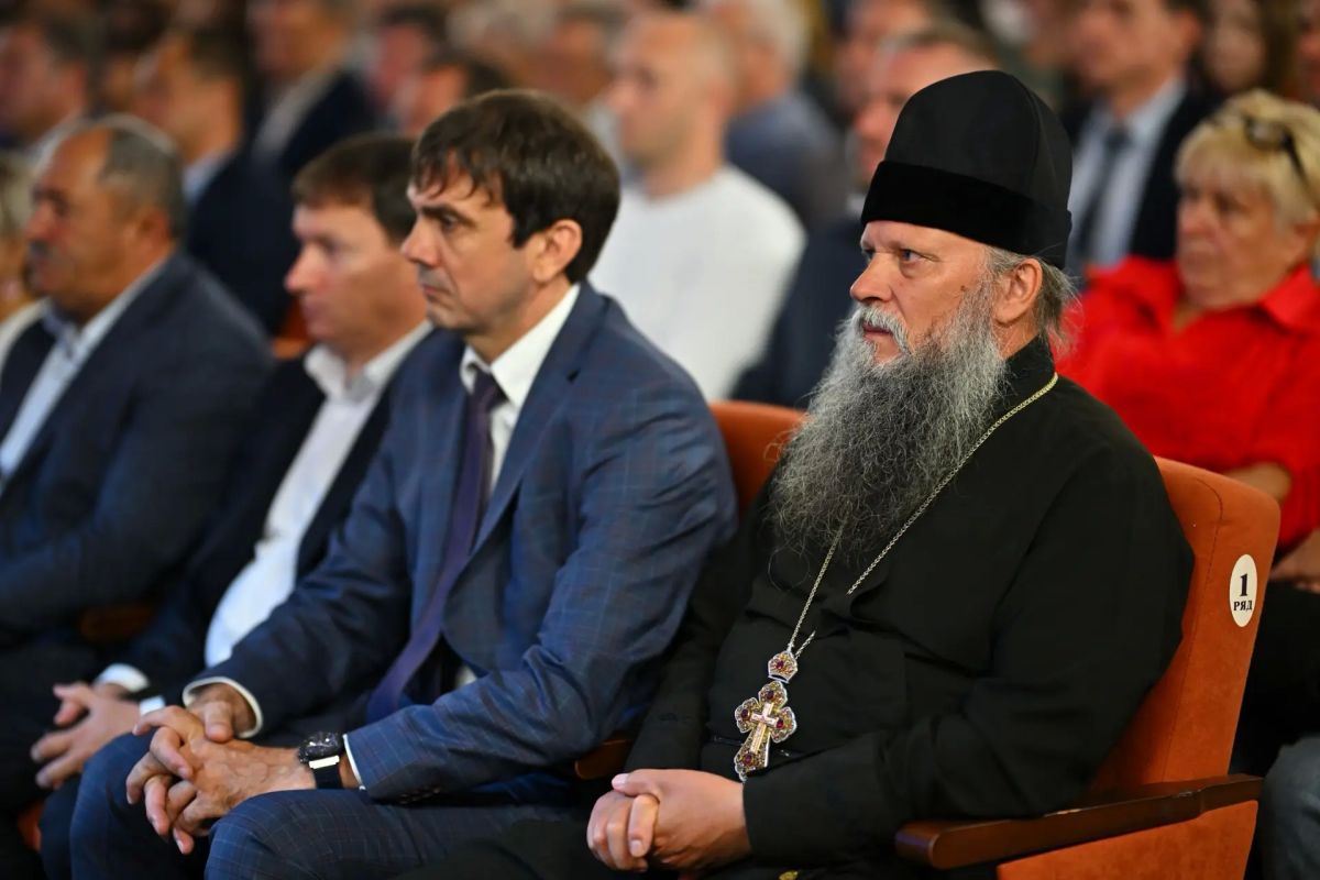 Мурат Кумпилов: Вместе с сенаторами, действующими депутатами Госдумы РФ и Госсовета-Хасэ РА, а также с кандидатами от «Единой России» на предстоящие выборы встретились с жителями Майкопского района, обговорили волнующие... Мурат Кумпилов: Вместе с сенаторами, действующими депутатами Госдумы РФ и Госсовета-Хасэ РА, а также с кандидатами от «Единой России» на предстоящие выборы встретились с жителями Майкопского района, обговорили волнующие...