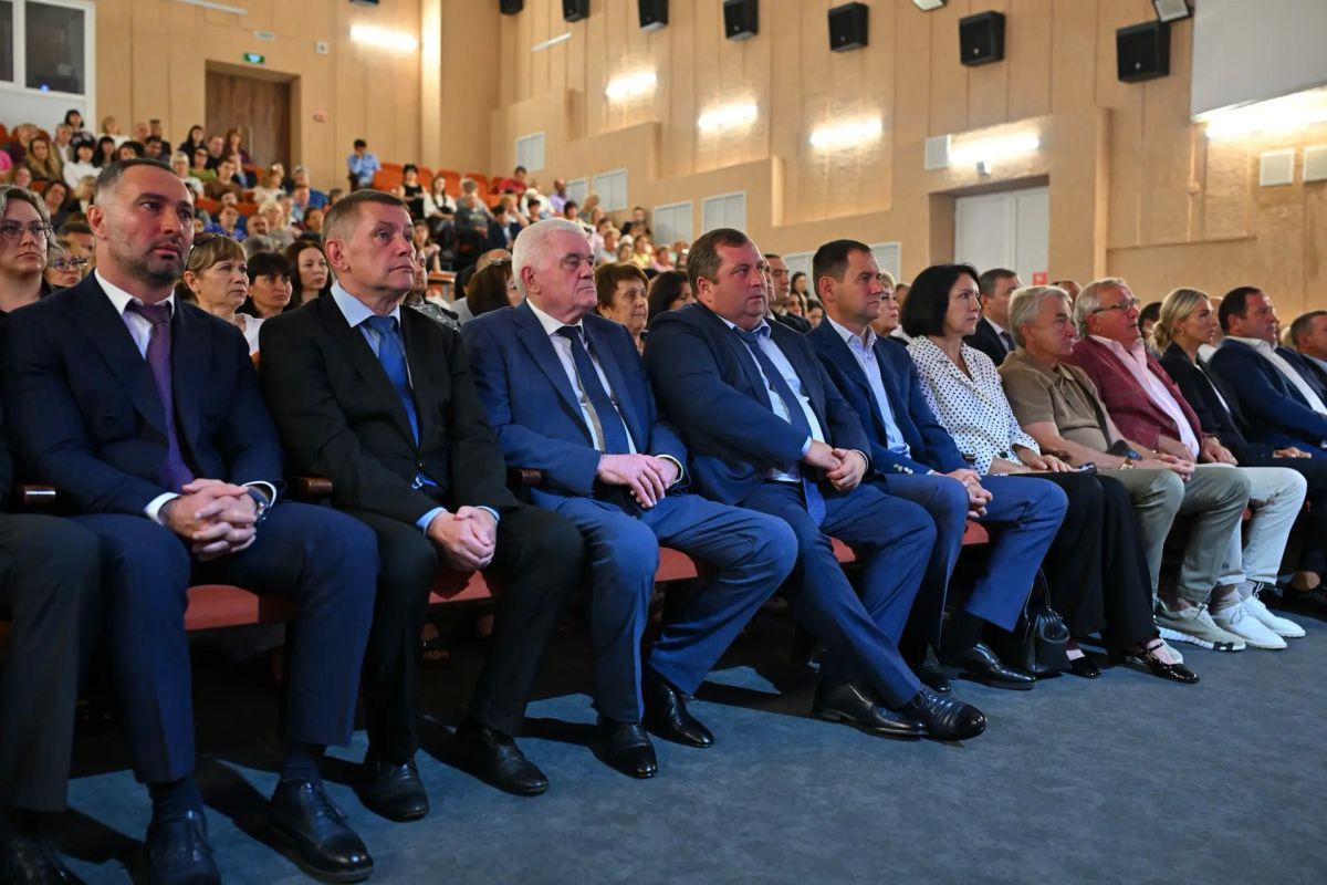 Мурат Кумпилов: Вместе с сенаторами, действующими депутатами Госдумы РФ и Госсовета-Хасэ РА, а также с кандидатами от «Единой России» на предстоящие выборы встретились с жителями Майкопского района, обговорили волнующие... Мурат Кумпилов: Вместе с сенаторами, действующими депутатами Госдумы РФ и Госсовета-Хасэ РА, а также с кандидатами от «Единой России» на предстоящие выборы встретились с жителями Майкопского района, обговорили волнующие...