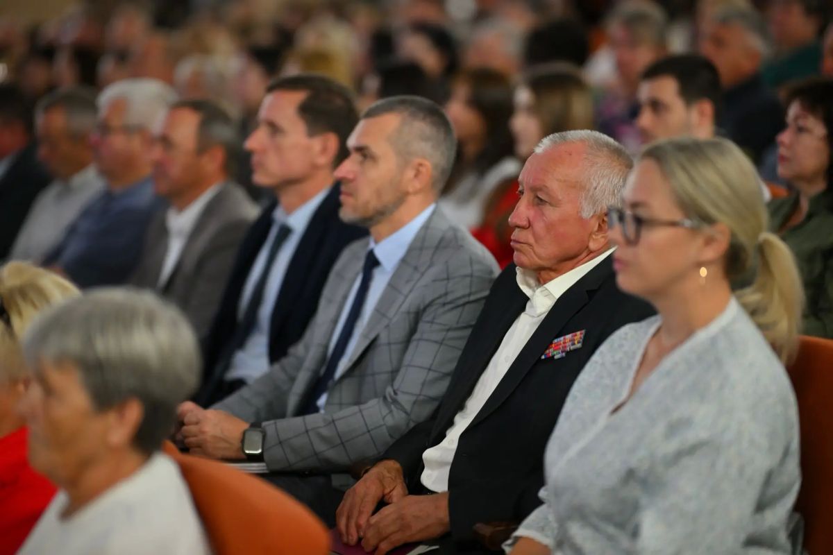 Мурат Кумпилов: Вместе с сенаторами, действующими депутатами Госдумы РФ и Госсовета-Хасэ РА, а также с кандидатами от «Единой России» на предстоящие выборы встретились с жителями Майкопского района, обговорили волнующие... Мурат Кумпилов: Вместе с сенаторами, действующими депутатами Госдумы РФ и Госсовета-Хасэ РА, а также с кандидатами от «Единой России» на предстоящие выборы встретились с жителями Майкопского района, обговорили волнующие...