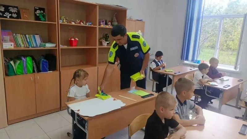 В Шовгеновском районе госавтоинспекторы провели урок безопасности для учащихся младших классов и вручили им световозвращающие жилеты