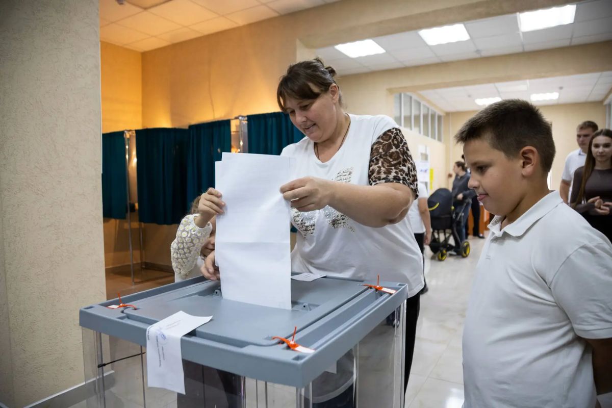 Победители Всероссийского конкурса «Семья года» пришли на избирательный участок вместе с детьми Победители Всероссийского конкурса «Семья года» пришли на избирательный участок вместе с детьми